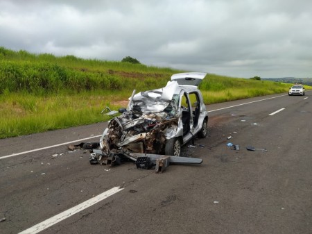 Colisão traseira entre carro e caminhão deixa idoso gravemente ferido em Regente Feijó