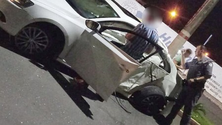 Carro colide contra poste na Avenida 18 de Junho, em Bastos