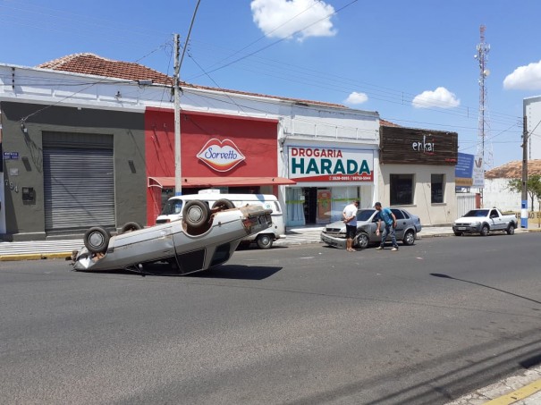 Capotamento de veculo  registrado no Centro de Osvaldo Cruz