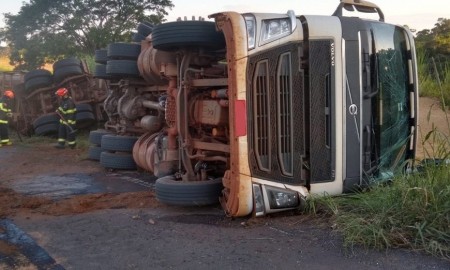 Carreta carregada de Soja tomba na alça de acesso à SP-294 em Parapuã