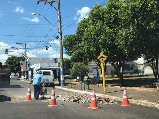 Demutran inicia retirada da lombada prximo ao semforo da Avenida Estados Unidos em OC