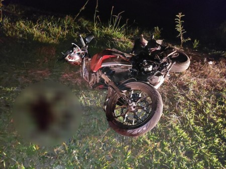 Motociclista é socorrido em estado grave após bater em carro durante manobra de ultrapassagem