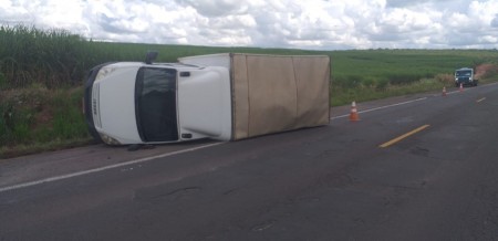 Motorista perde controle e capota caminhão furgão na SP-425, em Parapuã 