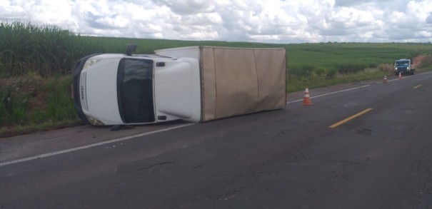 Motorista perde controle e capota caminho furgo na SP-425, em Parapu 