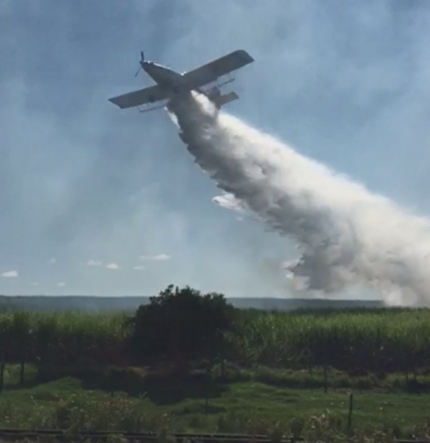 Caminhes-pipa e avio so utilizados para combater incndio em canavial em Rancharia