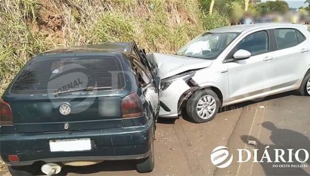 Acidente na SP-294 envolve carros placas de Bastos e Belo Horizonte