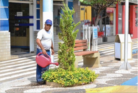 Com mais de 30 anos no serviço público, servidor deixa área comercial diariamente limpa e cuida de plantas e ornamentos localizados na Avenida Brasil