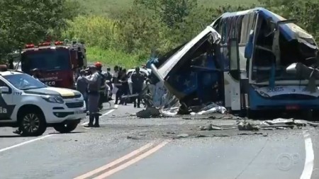 Acidente entre caminhão e ônibus deixa dezenas de mortos em rodovia de SP