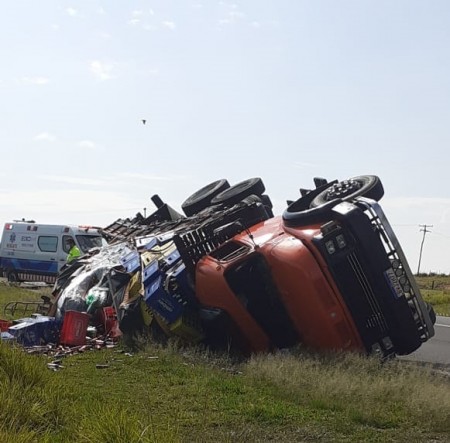 Motorista fica ferido após tombar caminhão na SP-294