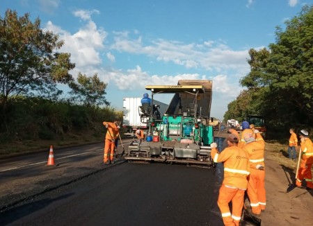 Obras de manutenção de pavimento causam interferências no tráfego de veículos na SP-425