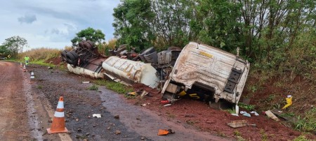 Caminhão carregado com cerca de 35 mil litros de óleo diesel bate em barranco e tomba em rodovia