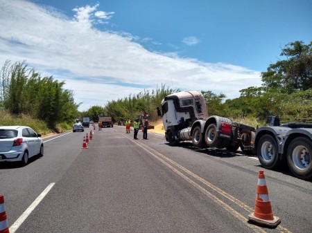 Carga de milho fica espalhada na Rodovia Homero Severo Lins após tombamento de caminhão