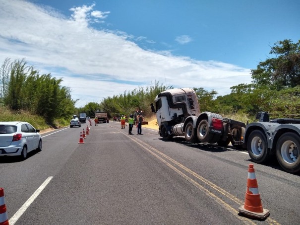 Carga de milho fica espalhada na Rodovia Homero Severo Lins aps tombamento de caminho