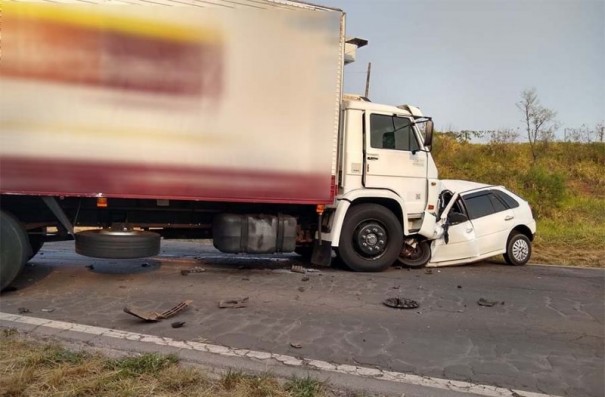 Acidente envolvendo dois carros, um placas de Bastos, e um caminho resulta em duas mortes na Rodovia Brigadeiro Eduardo Gomes