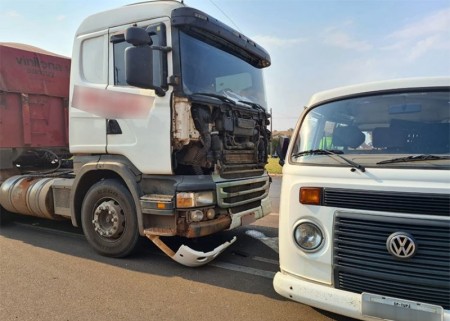 Colisão envolvendo carreta e Kombi fere motorista na SP-294 em Tupã