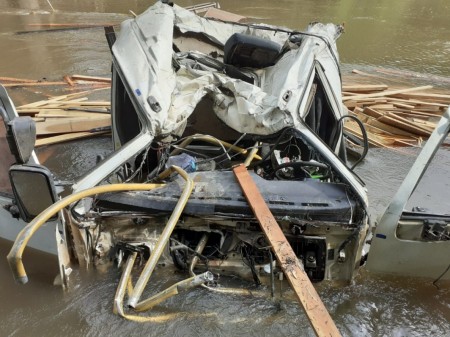 Motorista perde controle do caminhão e cai da ponte do Rio do Peixe na Vicinal que liga Tupã a Quatá