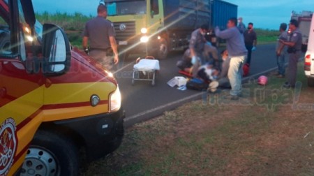 Passageiro de moto fica ferido após ser atingido por gavião e cair da garupa