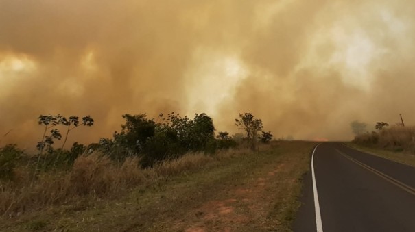 Rodovia tem trnsito bloqueado aps incndio e fumaa s margens da pista; passagem j foi liberada