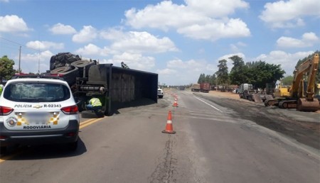 Carreta carregada com pó de pedra tomba na SP-294, em Iacri