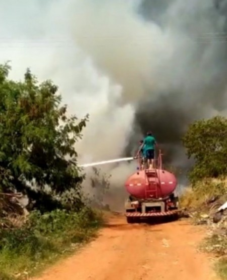 Incêndio na antiga reciclagem em Flórida Paulista