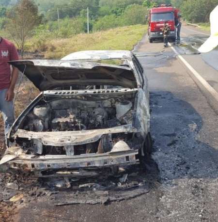 Incêndio após pane elétrica deixa carro destruído às margens da Rodovia da Integração