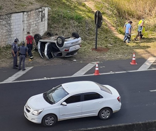 Homem fica ferido aps capotar carro na rodovia SP-294