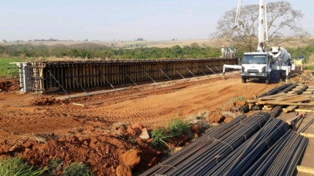 DER mantém obras para construção de nova ponte sobre o Rio Aguapeí em ritmo acelerado