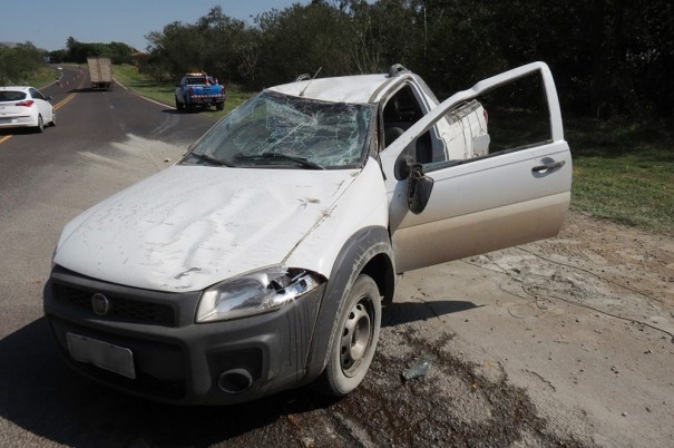 Motorista perde o controle da direo e picape capota na Rodovia Comandante Joo Ribeiro de Barros