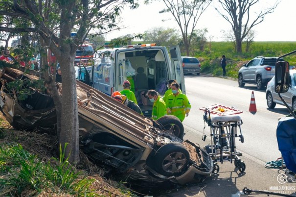 Motorista morre aps capotamento de carro na Rodovia Assis Chateaubriand, em Martinpolis