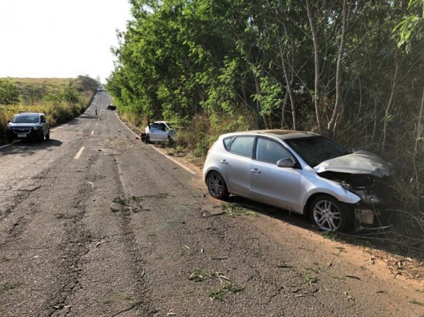 Acidente de trnsito envolve trs veculos e provoca duas mortes