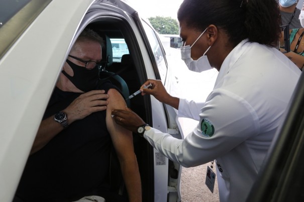 Osvaldo Cruz realiza Drive Thru de vacina contra Covid-19 para idosos de 64 anos nesta sexta-feira