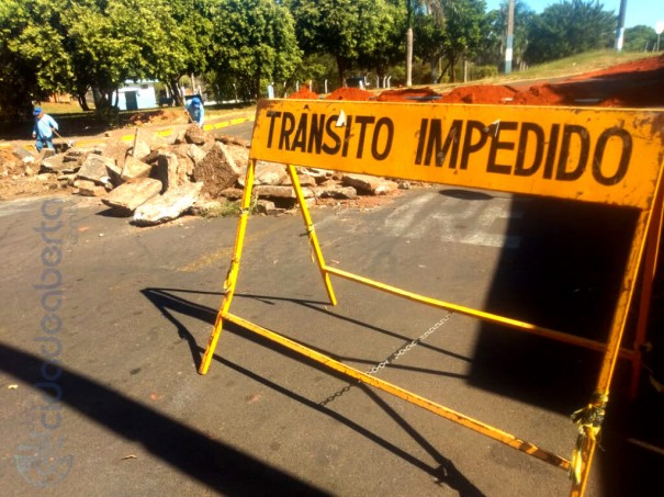 Reconstruo de 'Sarjeto' impede trnsito na Rua Guarant em OC