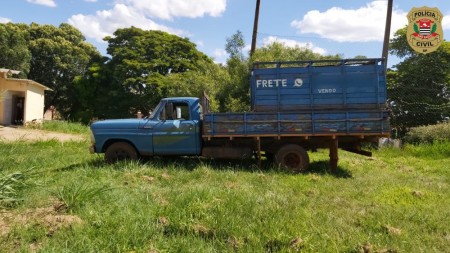 Polícia apreende caminhão que perdeu peças em estrada rural após furto de gado em Martinópolis