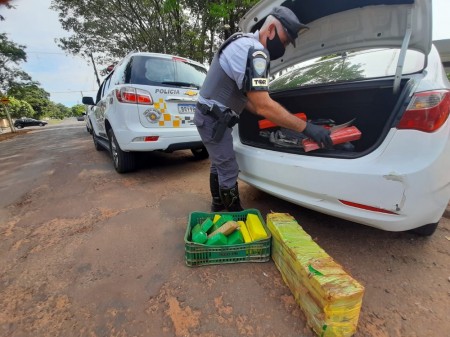 Polícia Rodoviária apreende quase 50 kg de maconha e recupera veículo roubado