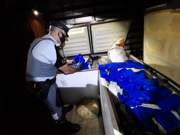 Homem  preso aps fiscalizao em caminho-ba encontrar 590 kg de maconha em freezers