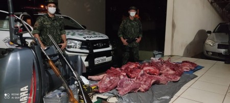 Dupla é autuada em R$ 137 mil e presa após ser surpreendida com armas e quase 140 quilos de carne de capivara