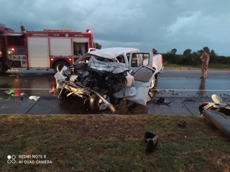 Homem morre e outro fica gravemente ferido após batida frontal entre caminhonete e caminhão