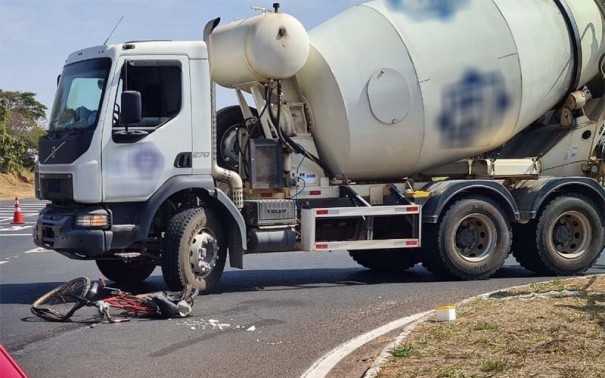 Ciclista sofre ferimentos graves em acidente em trevo de Tup