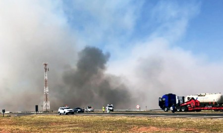 Fumaça de incêndio em área rural provoca interdição total da Rodovia Raposo Tavares, em Martinópolis