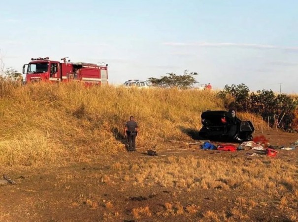 Capotamento em estrada vicinal mata duas pessoas e deixa mulher em estado grave