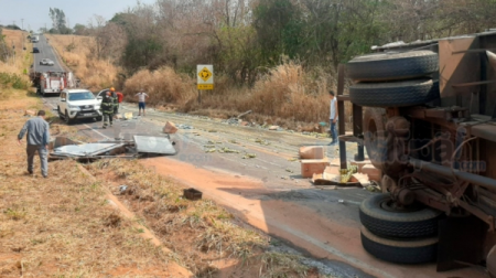 Acidente entre caminhões com cargas de ovos e esterco de galinha deixa três feridos em vicinal