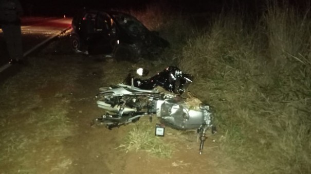 Coliso frontal entre carro e motocicleta mata homem de 30 anos na Rodovia Arlindo Bttio, em Rosana