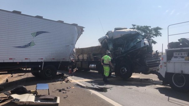 Batida entre caminhes deixa trs pessoas feridas e prejudica trnsito na Rodovia Raposo Tavares