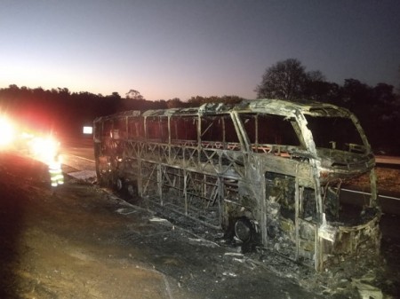 Incêndio em ônibus mobiliza Policiamento Rodoviário e Corpo de Bombeiros na SP-270 em Rancharia