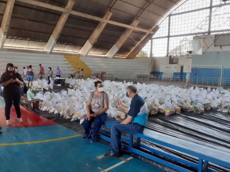 Prefeitura, Fundo Social e SOS entregam mil cestas almoço de natal em Osvaldo Cruz