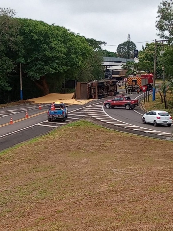 Carreta carregada de milho tomba no trevo de acesso a Luclia