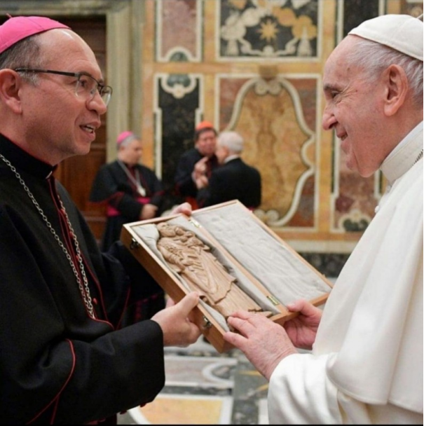 Dom Amilton entrega presente do Santurio de So Jos de OC ao Papa Francisco