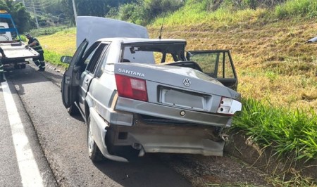 Motoristas e passageiros saem ilesos de acidente entre carro e caminhão na SP-294