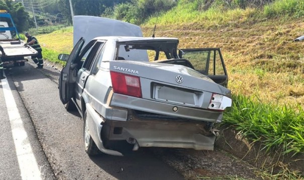 Motoristas e passageiros saem ilesos de acidente entre carro e caminho na SP-294