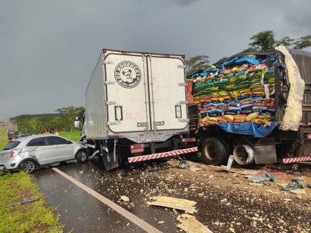 Acidente de trânsito entre 2 caminhões e 1 carro interrompe tráfego na Rodovia Assis Chateaubriand